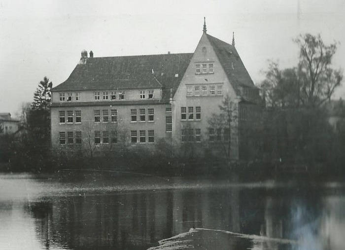 01 Hauptgebäude über Dobben 20er